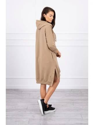 Šaty s kapucňou a dlhším chrbtom