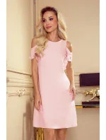 Trapézové dámske šaty v pastelovo ružovej farbe s volánikmi na ramenách 359-1