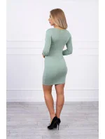 Priliehavé šaty s prestrihom pod prsiami tmavo mätovej farby Priliehavé šaty s prestrihom pod prsiami tmavo mätovej farby