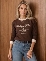Dámsky sveter s potlačou Vintage Vibes v čokoládovej farbe FashionStreet MY2633 Dámsky sveter s potlačou Vintage Vibes v čokoládovej farbe FashionStreet MY2633