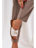 Klapki Na Płaskiej Podeszwie Z Ozdobną Kokardką Białe Deonelis