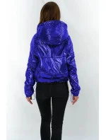 Svetlo modrá lesklá prešívaná dámska bunda s kapucňou (B9560) Svetlo modrá lesklá prešívaná dámska bunda s kapucňou (B9560)