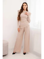Dámsky bavlnený komplet s blúzkou a širokými nohavicami béžovej farby Dámsky bavlnený komplet s blúzkou a širokými nohavicami béžovej farby