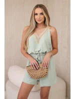 Krátky overal s ozdobnou čipkou tmavej mentolovej farby