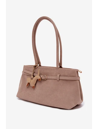Kožená kabelka z imitace semiše s přívěskem jezevčík béžová Noellea
