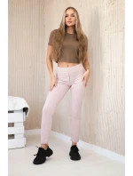 Bavlnené nohavice s vreckami v zadnej časti tmavo púdrovo ružovej farby Bavlnené nohavice s vreckami v zadnej časti tmavo púdrovo ružovej farby