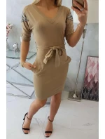 Šaty s krídlami na ramenách ťavia