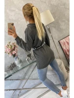 Šaty zdobené páskou grafitovej farby