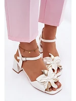Dámské sandály na podpatku s ozdobným květem Vinceza 20283 bílé