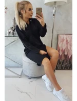 Šaty s kapucňou a bočným rázporkom čierne