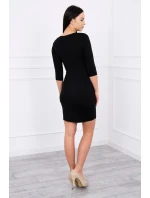Priliehavé šaty s výrezom pod prsiami čiernej farby