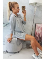 Šaty s kapucňou a dlhším chrbtom šedej