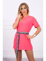 Šaty s ozdobným pásikom ružové neónové