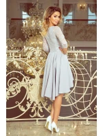 Šedé dámske šaty s čipkovaným výstrihom a dlhším zadným dielom model 7194612 Šedé dámske šaty s čipkovaným výstrihom a dlhším zadným dielom model 7194612