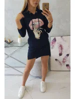 Šaty s dlhším chrbtom a farebnou potlačou v tmavo modrej farbe