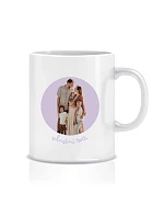 Personalizovaný klasický biely keramický hrnček s objemom 300 ml s výrezom pre fotografiu na pozadí
