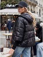 Krátka dámska prešívaná bunda s kapucňou, čierna, FashionStreet TY5797 Krátka dámska prešívaná bunda s kapucňou, čierna, FashionStreet TY5797