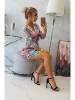 Kvetinové šaty s viazaním v páse vo fialovej farbe