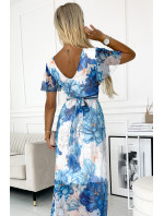 CINZIA - Dámske sieťované šaty s výstrihom, krátkymi rukávmi, dlhým zaväzovaním v páse a so vzorom veľkých svetlo modrých kvetov 489-2