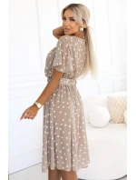 604-3 Zmyselné biele hrachové šaty s obálkovým výstrihom a ozdobným opaskom - béžové