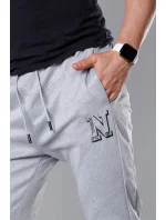 Svetlosivé pánske teplákové nohavice s potlačou (8K178-2) Svetlosivé pánske teplákové nohavice s potlačou (8K178-2)