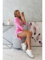 Šaty s dlhším chrbtom a farebnou svetlo ružovou potlačou