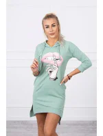 Šaty s dlhším chrbtom a farebnou potlačou tmavo mätovej farby