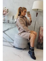 Šaty s kapucňou a bočným rázporkom tmavo béžové Šaty s kapucňou a bočným rázporkom tmavo béžové