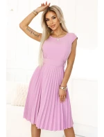 311-18 LILA Klasické plisované šaty s krátkymi rukávmi a opaskom - WRZOSH
