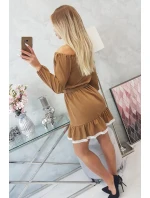 Šaty s otvorenými ramenami a čipkou camel Šaty s otvorenými ramenami a čipkou camel