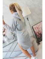 Šaty s kapucňou a bočným rázporkom šedej