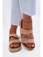 Dámské nazouváky na platformě s pletením zlaté přezky a cvočky béžové