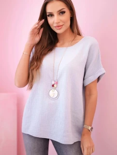 Mušelínová blúzka s fuchsiovým náhrdelníkom