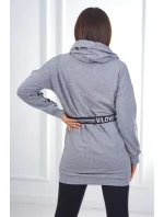 Šaty zdobené stuhou s nápisom šedá