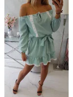 Šaty s odhalenými ramenami a čipkou tmavo mätovej farby Šaty s odhalenými ramenami a čipkou tmavo mätovej farby