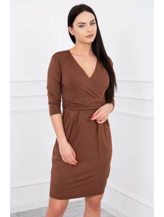 Priliehavé šaty s výrezom pod prsiami hnedej farby