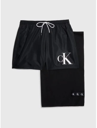 Darčekové balenie pánskych plaviek a uteráka KM0KM00849 BEH čierna - Calvin Klein Darčekové balenie pánskych plaviek a uteráka KM0KM00849 BEH čierna - Calvin Klein