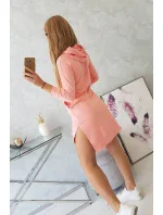 Šaty s dlhším chrbtom a farebnou marhuľovou potlačou