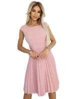 311-19 LILA Klasické plisované šaty s krátkymi rukávmi a opaskom - PUDRAL ROSE 311-19 LILA Klasické plisované šaty s krátkymi rukávmi a opaskom - PUDRAL ROSE