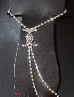 Trendy toe necklace with rhinestones