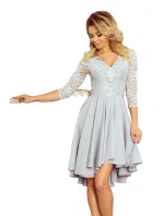 Šedé dámske šaty s čipkovaným výstrihom a dlhším zadným dielom model 7194612 Šedé dámske šaty s čipkovaným výstrihom a dlhším zadným dielom model 7194612