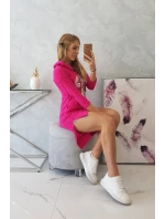 Šaty s dlhším chrbtom a farebnou potlačou fuchsiovej farby