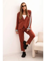 Dámska súprava z viskózy a lampasa a športová bunda v červenej farbe