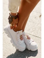 Skórzane Sneakersy Z Ozdobną Broszką Ananas CheBello 4651 Białe