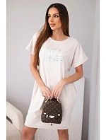 Dámske viskózové šaty s krátkymi rukávmi a ozdobnou potlačou béžovej farby