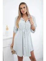 Šaty so zapínaním na gombíky a viazaním v páse svetlo sivé