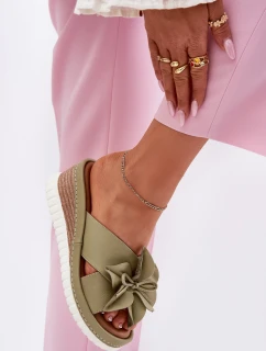 Skórzane Klapki Damskie Na Koturnie Z Ozdobnym Kwiatem Artiker 52C0503 Zielone