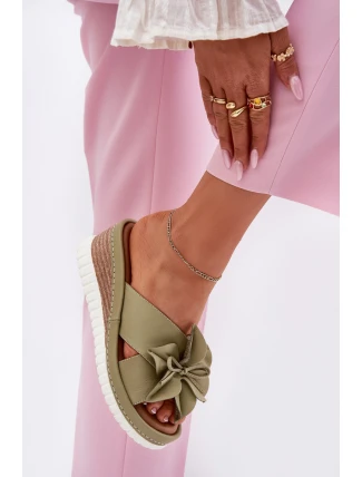 Skórzane Klapki Damskie Na Koturnie Z Ozdobnym Kwiatem Artiker 52C0503 Zielone