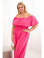 Dámsky plus size overal s odhalenými ramenami, volánom a širokými nohavicami ružovej farby Dámsky plus size overal s odhalenými ramenami, volánom a širokými nohavicami ružovej farby