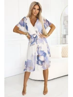 602-1 Romantické šaty s obálkovým výstrihom a volánovými rukávmi - modré kvety na bielom pozadí 602-1 Romantické šaty s obálkovým výstrihom a volánovými rukávmi - modré kvety na bielom pozadí